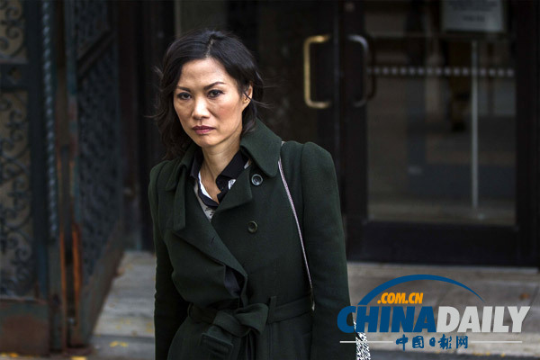邓文迪失婚不失范儿 修身外套+裹身裙维持气场