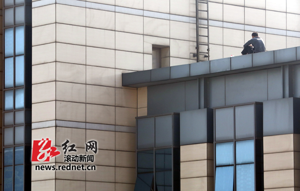 长沙一单位清洁工欲跳楼 称女儿被人猥亵[图]