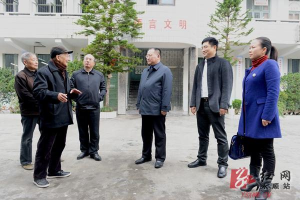 永顺县委书记李平深入县老年大学现场办公