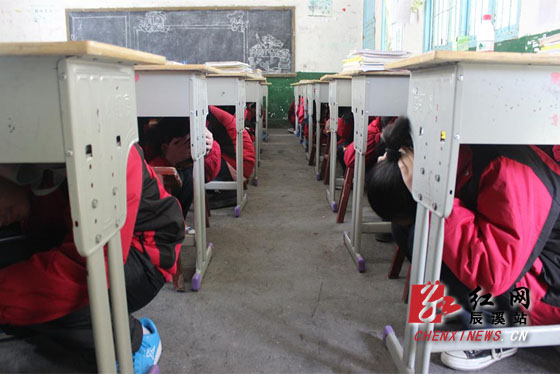 辰溪加强学校地震应急避险疏散演练