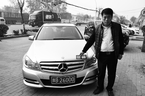 城管执法车套牌行驶被“正牌”车主当街抓住