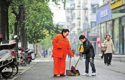11岁男孩错过入学时间 每天跟妈妈扫大街(图)