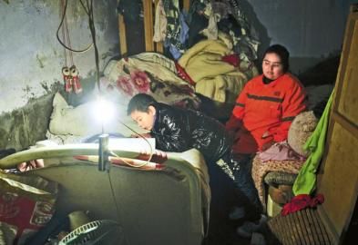 11岁男孩错过入学时间 每天跟妈妈扫大街(图)