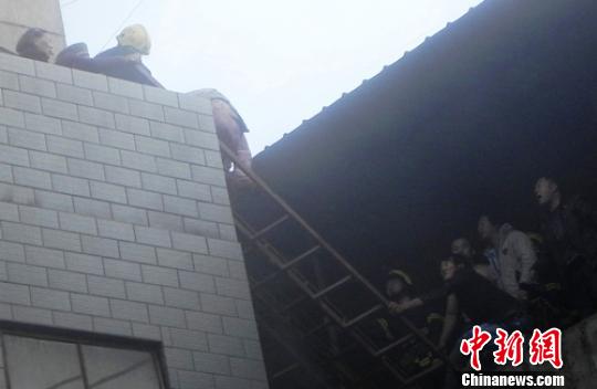 四川攀枝花一床垫厂发生火灾紧急转移150余民众