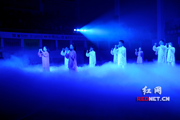 开幕式上，以太极拳文化为亮点的文艺表演赢得阵阵掌声。
