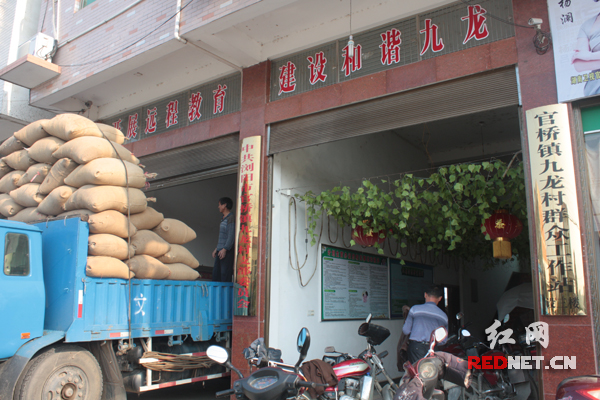 即将装满的粮车统一把农民的粮食运倒湖南粮食集团。
