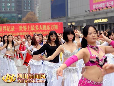 寒风中五百舞者脱光大跳肚皮舞。