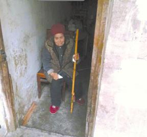 八旬老人蜗居三平米楼梯间。