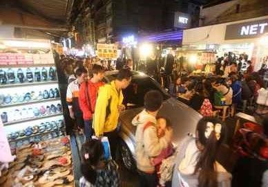 　　　　饶河夜市违停，民众、摊商骂翻。（图片来自台媒）