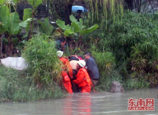 福州一男子因琐事与朋友吵架 气不过跳河拒上岸