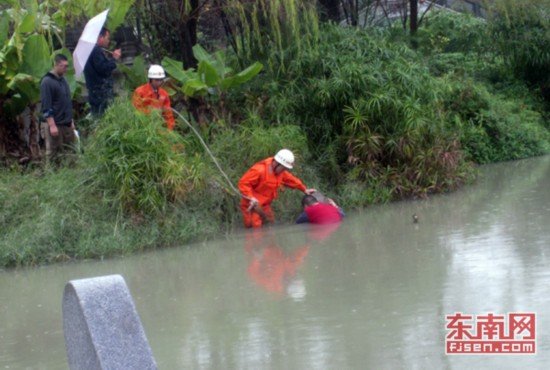 福州一男子因琐事与朋友吵架 气不过跳河拒上岸