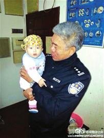 蓝眼睛女婴被弃上海街头 50余市民望领养(图)