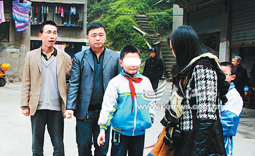 江志云（左二）在事发现场听孩子们讲述事发经过 图/受访者提供