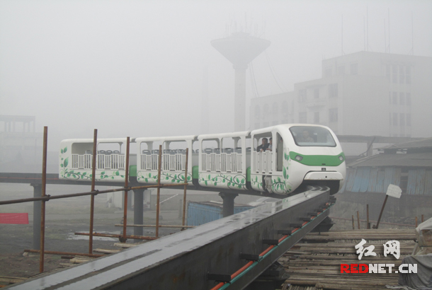 11月25日,海南首列单轨高架观光车在株洲下线,首列车辆将于12月份正式交付。