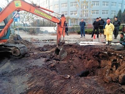 中石化黄潍输油管线爆燃事故发生前漏油点现场情景