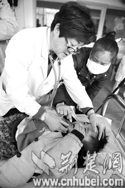 图为：医务人员对妞妞也格外关爱