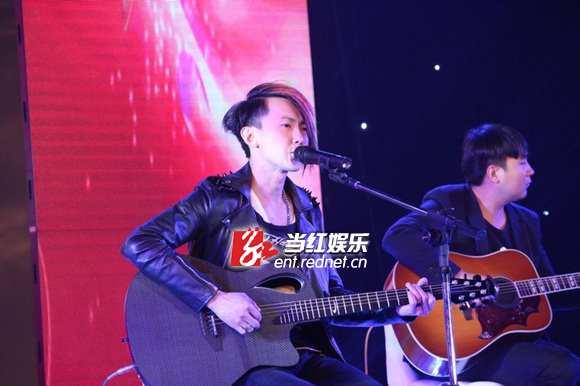黄义达助阵“校花大赛”献唱大热金曲