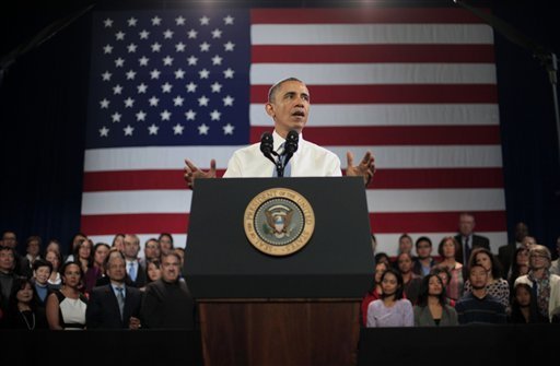 11月25日，美国旧金山，总统奥巴马在邓月薇华人康乐中心发表讲话，阐述有关移民法案的理念。在发表讲话的过程中，一位名为Ju Hong的韩国人打断奥巴马的讲话，当众责问奥巴马有关驱逐出境的问题。奥巴马中断了自己的讲话，并转身倾听和回答这名男子的问题。 