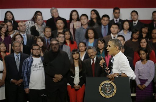 11月25日，美国旧金山，总统奥巴马在邓月薇华人康乐中心发表讲话，阐述有关移民法案的理念。在发表讲话的过程中，一位名为Ju Hong的韩国人打断奥巴马的讲话，当众责问奥巴马有关驱逐出境的问题。奥巴马中断了自己的讲话，并转身倾听和回答这名男子的问题。 