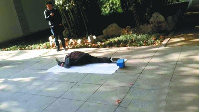 83岁老汉练劈叉惊小伙 医生劝告勿模仿