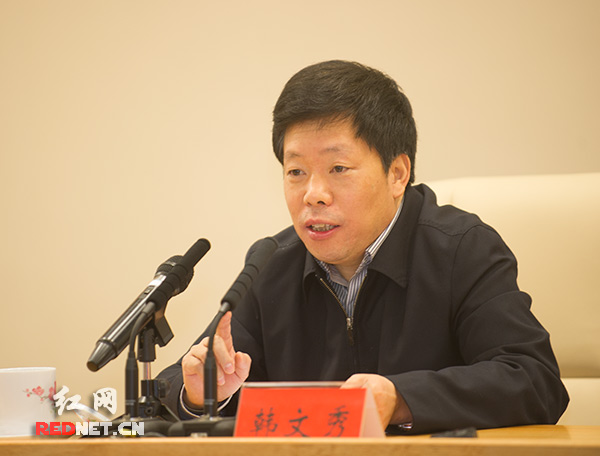 中央宣讲团成员韩文秀作传达党的十八届三中全会精神的主题报告。