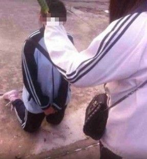 女学生被逼嘴里塞黄瓜下跪 施暴者父母致歉(图)