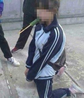 女学生被逼嘴里塞黄瓜下跪 施暴者父母致歉(图)