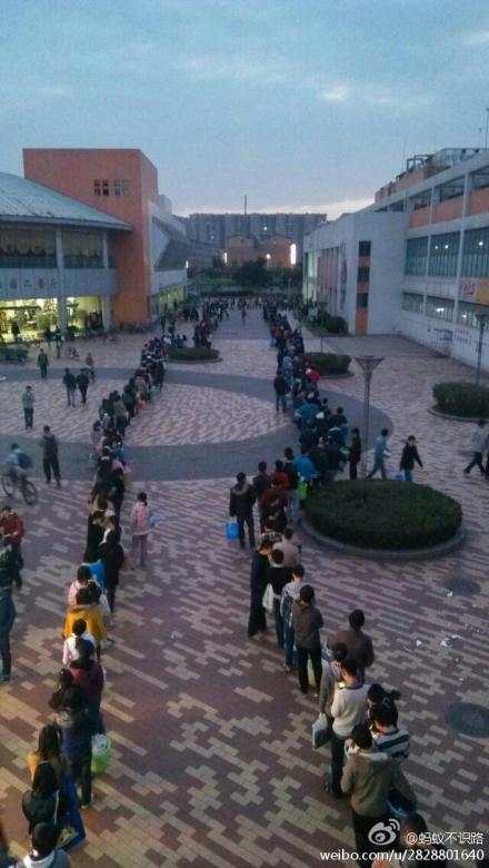 四川大学洗澡排队盛况（图据微博）