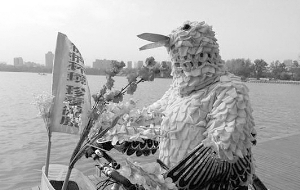 “鸟叔”穿着夸张的“鸟服”单骑宣传环保。