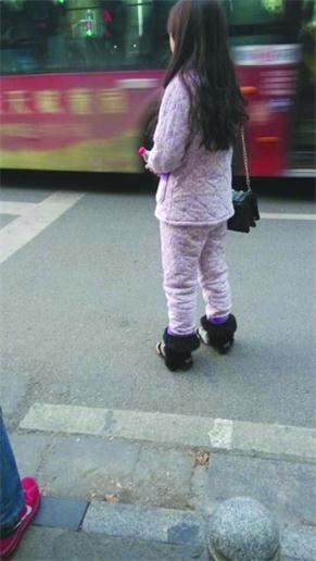 美女穿睡衣上街。金陵晚报记者 陈蕴萱 摄