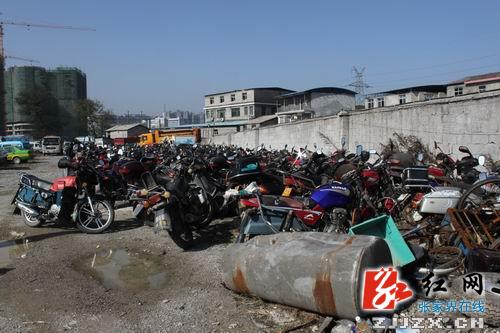 张家界市交警直属一大队今年截至目前共查扣违法摩托车8266台次