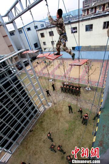 七个省市边防部队内陆新兵团在沪开展高空拓展训练