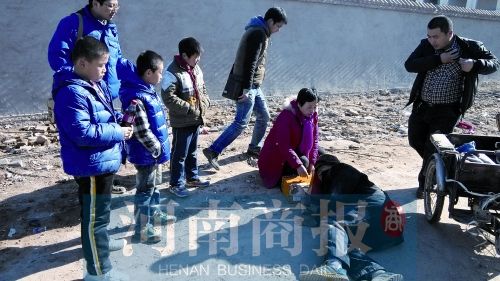 路过的小学生和陌生人救助老人