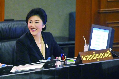英拉总理涉险过关:泰国国会下议院28日否决了针对英拉政府的不信任案。图为英拉在投票现场。