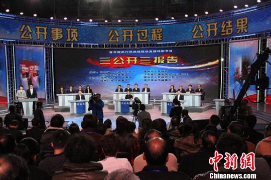 29日，扬州市“三公开三报告”直播现场 张楠 摄