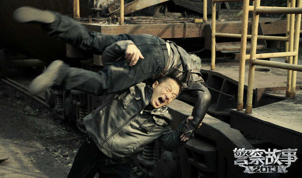 《警察故事2013》公布了一组最新动作剧照,成龙与刘烨等多人轮番对决,屡屡被逼入绝境、满身伤痕。图为《警察故事2013》成龙最新打斗剧照。…
