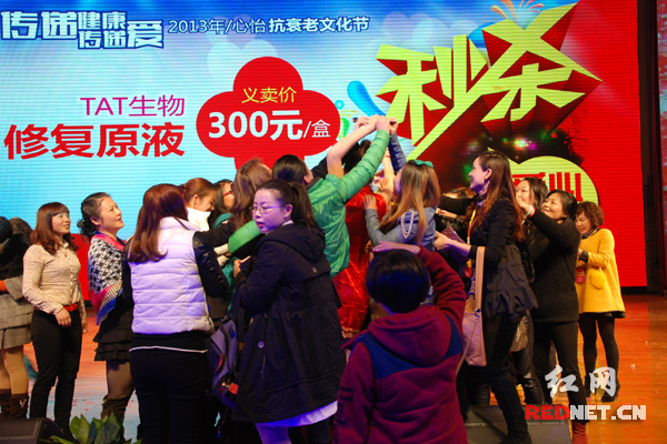 众多爱心人士争抢产品捐献爱心，用于烧烫伤致残的贫困残疾人康复。
