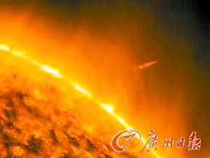 NASA拍摄到的ISON彗星即将撞入太阳的一瞬间。