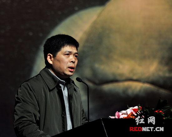 2013年2月3日，岳阳市江豚保护协会会长徐亚平做《永远留住江豚的微笑》保护江豚工作汇报。