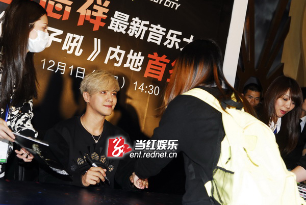 罗志祥身着一袭大眼潮装现身上海