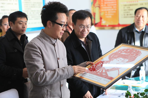 李玉刚收到孩子们的剪纸礼物