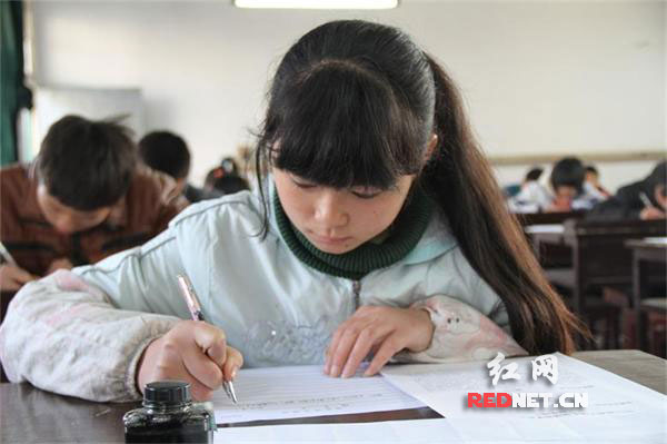 初中组写字比赛现场。