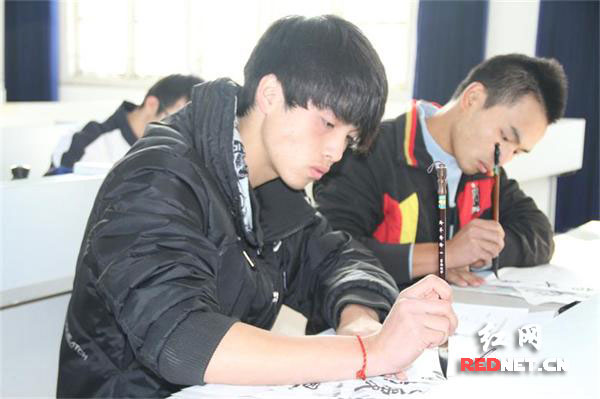 高中组写字比赛现场。