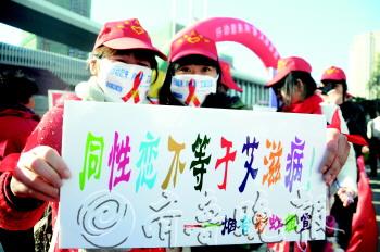 1日,文化中心广场两位志愿者告诉市民,同性恋不等于艾滋病。本报记者　韩逸　摄