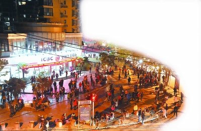 近千平方米的广场，一到晚上就变成了露天舞场。（记者 苗剑 摄）