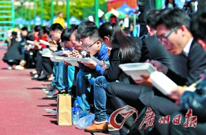 午饭时间，不少学生买了盒饭就地用餐，吃完之后继续投简历。　　记者顾展旭 摄