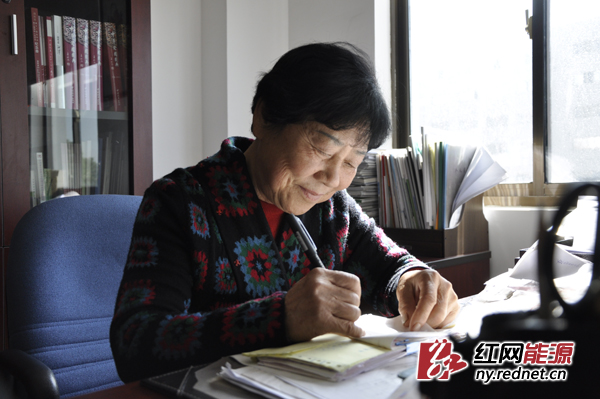 70岁的周宝莲依然精神奕奕地“坐镇”迅达集团。