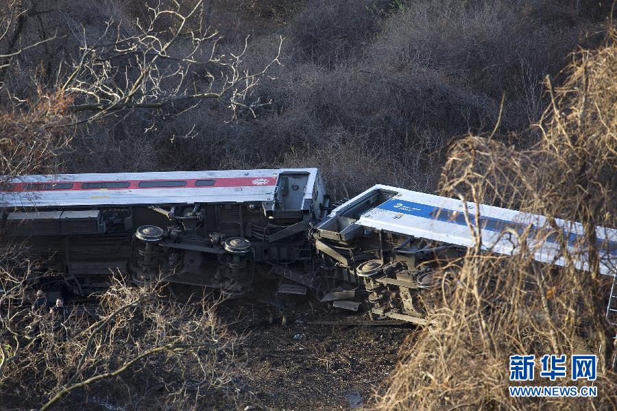 这是美国纽约一通勤列车脱轨事故现场（12月1日摄）。据美国媒体1日报道，一趟通勤列车当天在纽约出轨，造成至少4人死亡，另有20多人受伤。 新华社/美联