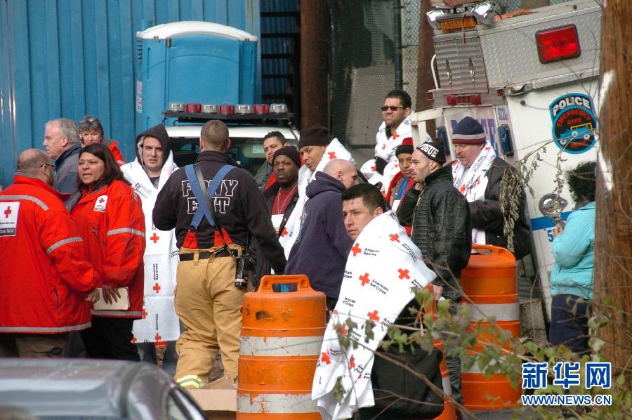 12月1日，一些伤员在纽约布朗克斯区列车出轨现场等待。据美国媒体1日报道，纽约一辆通勤列车当天上午7时20分许在布朗克斯区出轨，造成至少4人死亡，另有63人受伤。新华社发（大卫·托雷斯摄）