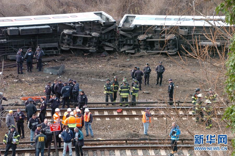 这是12月1日发生在纽约布朗克斯区列车出轨事故现场。据美国媒体1日报道，纽约一辆通勤列车当天上午7时20分许在布朗克斯区出轨，造成至少4人死亡，另有63人受伤。新华社发（大卫·托雷斯摄）